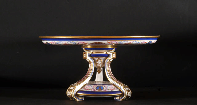 Plateau avec fût tripode terminant sur une base ronde, service au marli bleu foncé aux armes d'Orléans