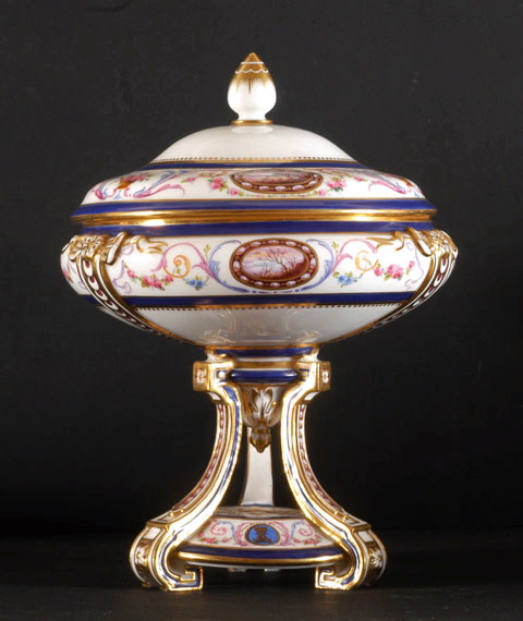 Sucrier et son couvercle, service au marli bleu foncé aux armes d'Orléans