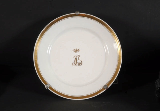 Soucoupe au chiffre de Bourbon-Condé, blanc et or ; Service aux armes de Bourbon-Condé, blanc avec liseré doré