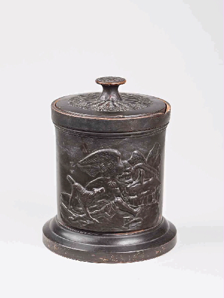 Pot à tabac en grès, un personnage sauvé des eaux par deux chiens, un chien protégeant son maître attaqué par un aigle