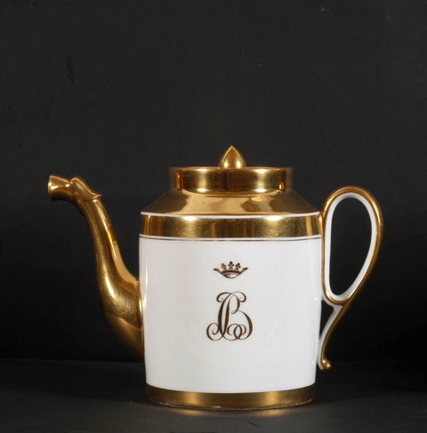 Cafetière avec couvercle au chiffre de Bourbon-Condé, blanc et or ; Service aux armes de Bourbon-Condé, blanc avec liseré doré