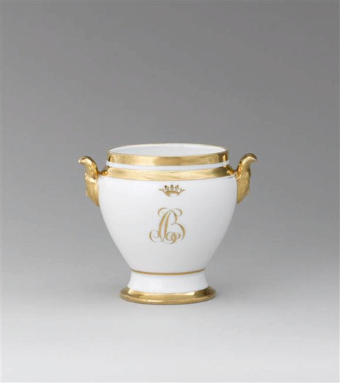 Sucrier (marqué seulement B) au chiffre de Bourbon-Condé, blanc et or ; Service aux armes de Bourbon-Condé, blanc avec liseré doré