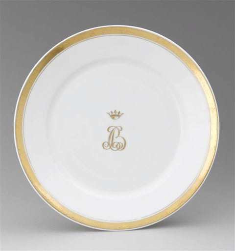 Assiette au chiffre de Bourbon-Condé, blanc et or ; Service aux armes de Bourbon-Condé, blanc avec liseré doré