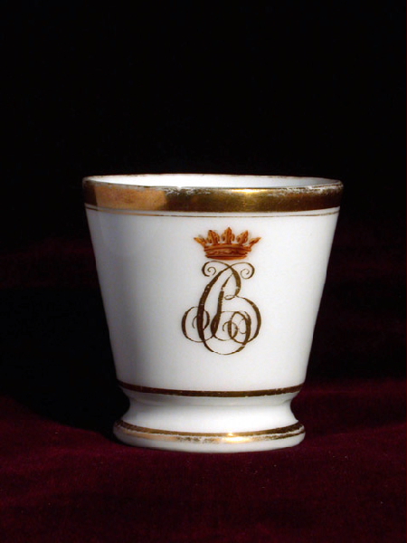 Petite tasse à glace et soucoupe au chiffre de Bourbon-Condé, blanc et or ; Service aux armes de Bourbon-Condé, blanc avec liseré doré