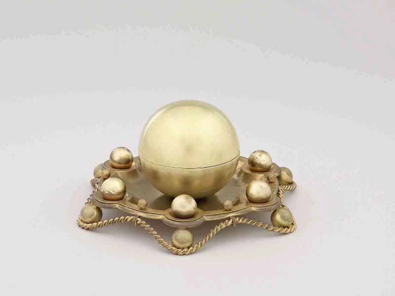 Encrier en bronze ; doré, formé d'une boule posée sur un plateau orné de 6 boules plus petites