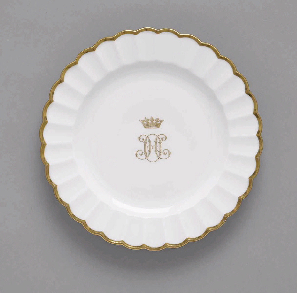 Patelle à glace à marli polylobé et doré en porcelaine de Sèvres au chiffre HO doré et couronné