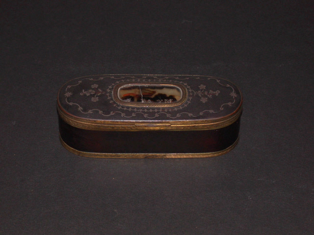 Boîte ovale avec incrustation d'écaille