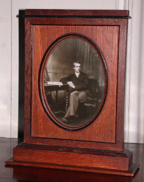 Médaillon encadré de bois de chêne photographie sur verre, représentant le Prince de Condé