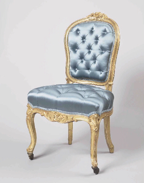 Chaise recouverte de satin bleu