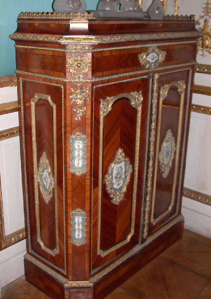 Meuble d'appui avec incrustations de porcelaine