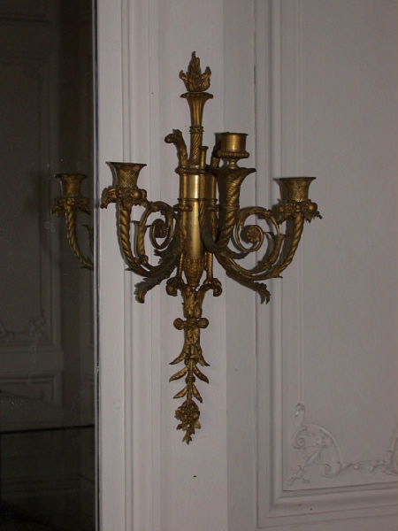 Paire de bras de lumière Louis XVI en bronze ; doré à trois branches, feuillage et tête d'aigle fantastique