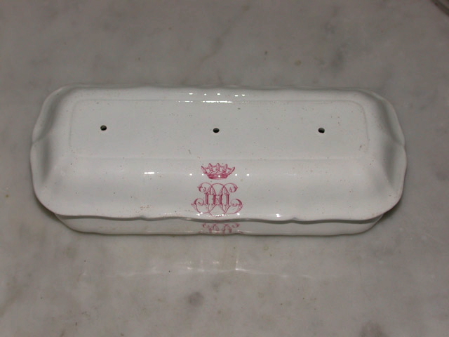 Boîte à brosse ou à éponge en porcelaine blanche et son couvercle