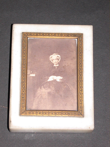 Presse-papier en marbre blanc avec une photographie de la Reine Marie-Amélie