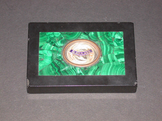 Presse-papier en malachite et marbre noir avec crins et inscription : BABA ALI
