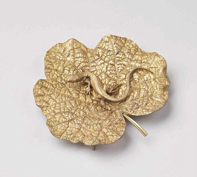 Cendrier en métal en forme de feuille sur laquelle est posé un lézard