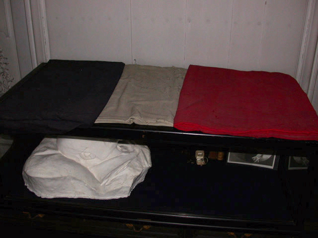 Drapeau tricolore qui a recouvert le cercueil du Prince depuis Palerme jusqu'à Paris et à Dreux