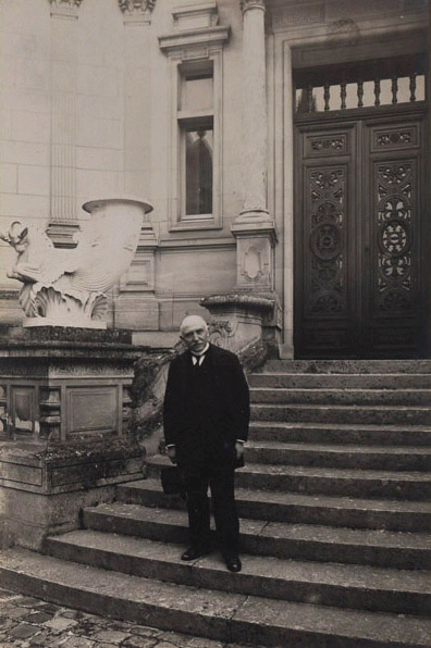 Gustave Macon sur les marches menant à la bibliothèque du château