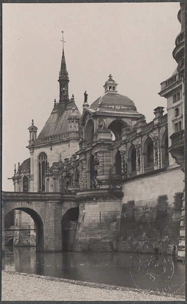 Vue du château de Chantilly des douves