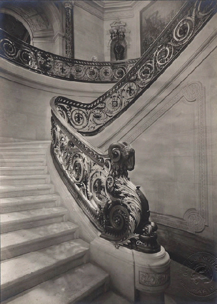 Vue de l'escalier d'honneur du château de Chantilly