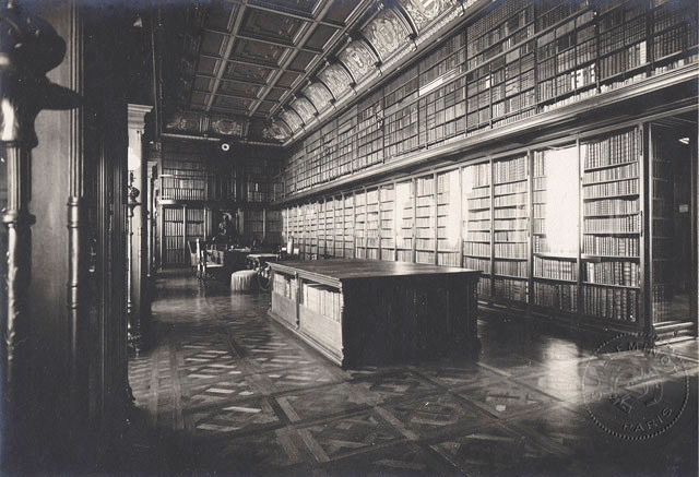 Vue de la bibliothèque du château de Chantilly