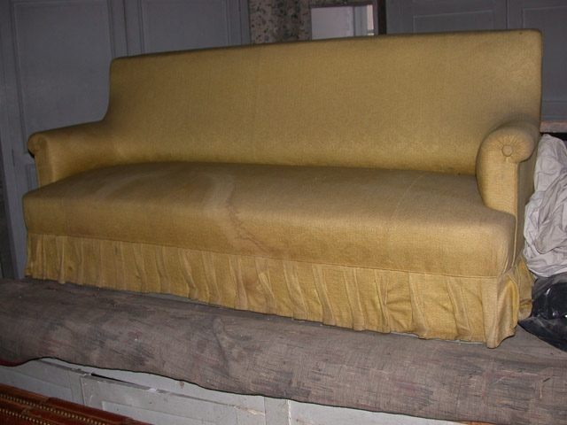 Grand canapé recouvert de tissu jaune