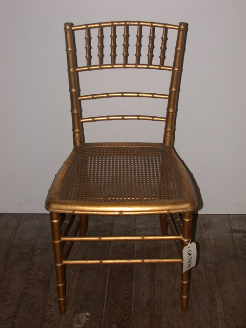 Chaise cannée en bois doré