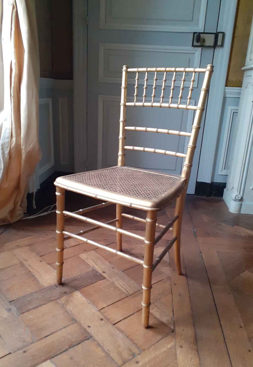 Chaise cannée en bois doré