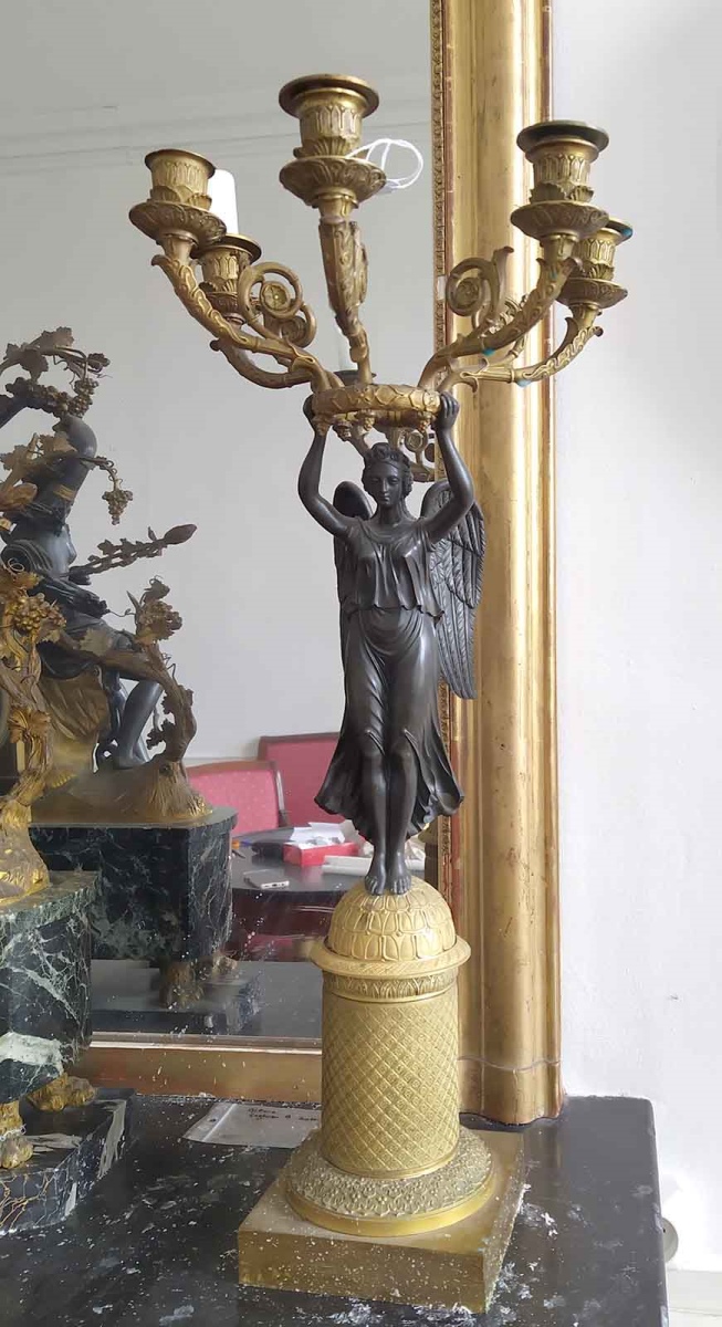Candélabre à 5 branches portées par une femme en bronze patiné, socle en bronze doré