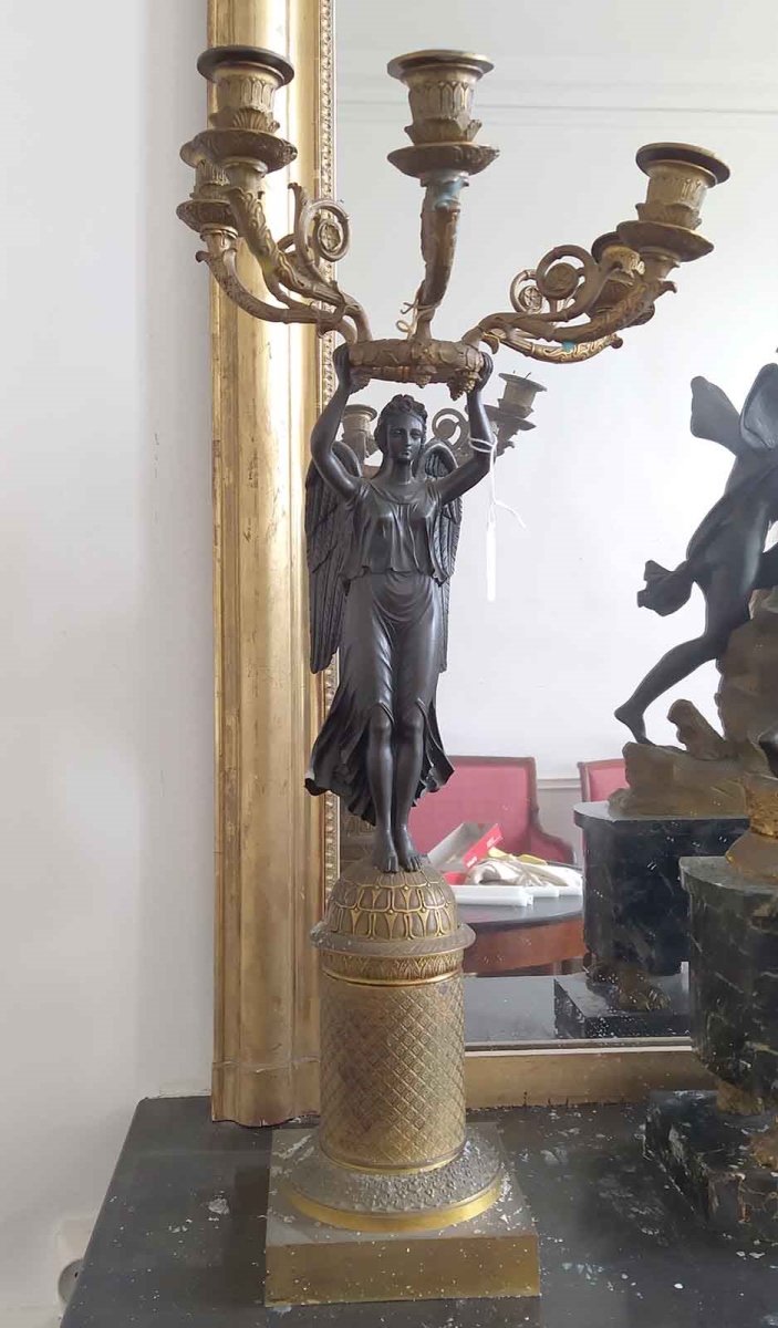 Candélabre à 5 branches portées par une femme en bronze patiné, socle en bronze doré