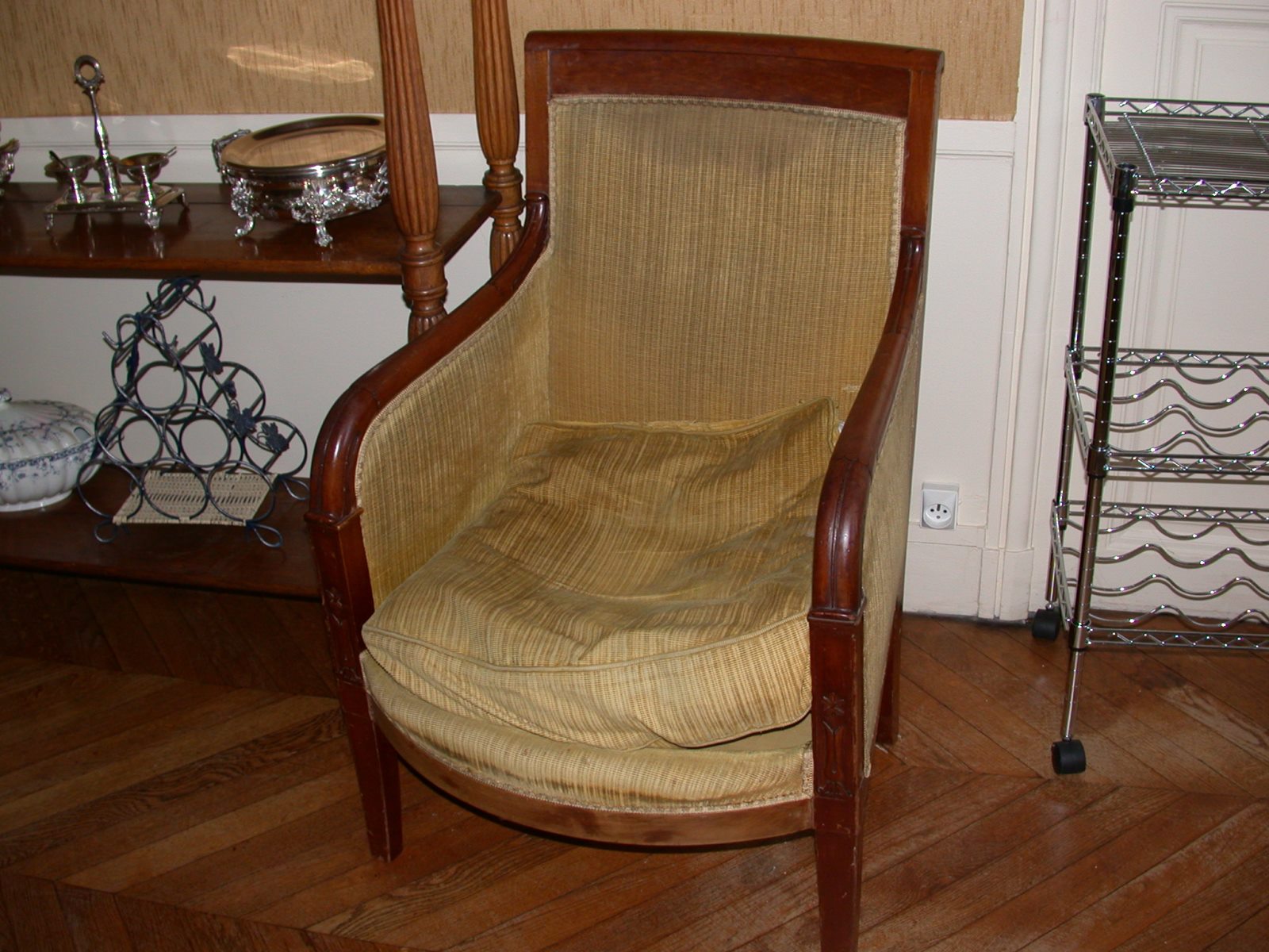 Bergère en acajou à bras pleins, fleur à 5 pétales de chaque côté, recouvert de velours jaune