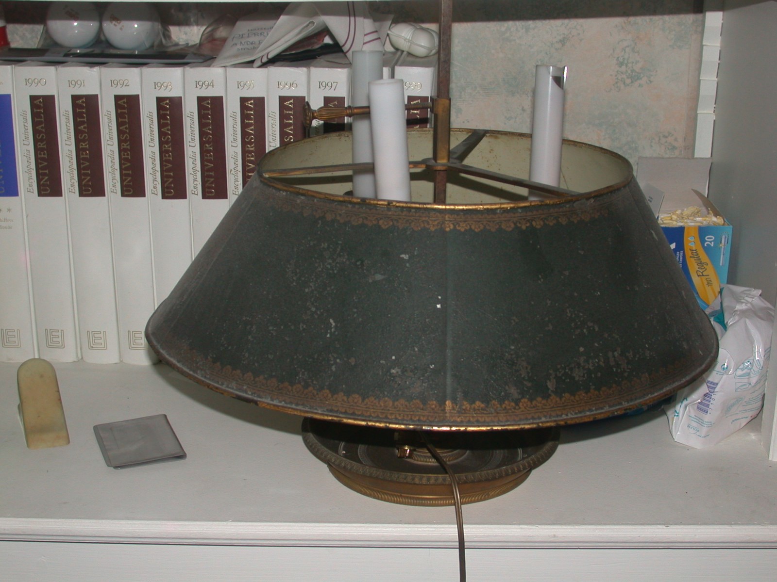 Lampe bouillotte, abat-jour métallique vert et or aux armes de France