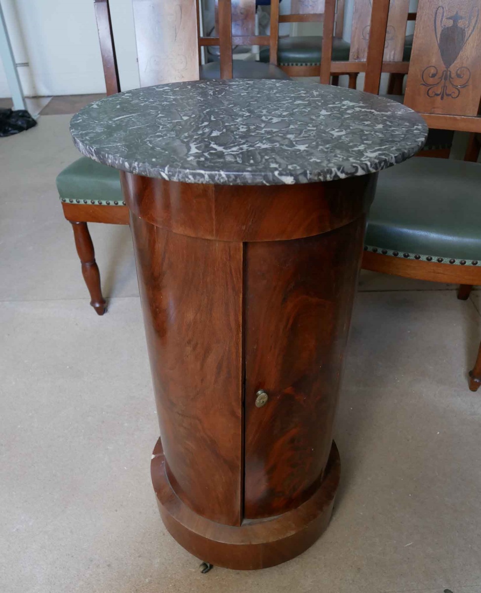 Table de chevet ronde, en acajou, sur roulettes, recouverte de marbre gris