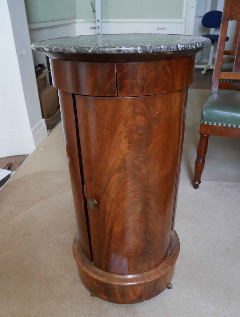 Table de chevet ronde, en acajou, sur roulettes, recouverte de marbre gris