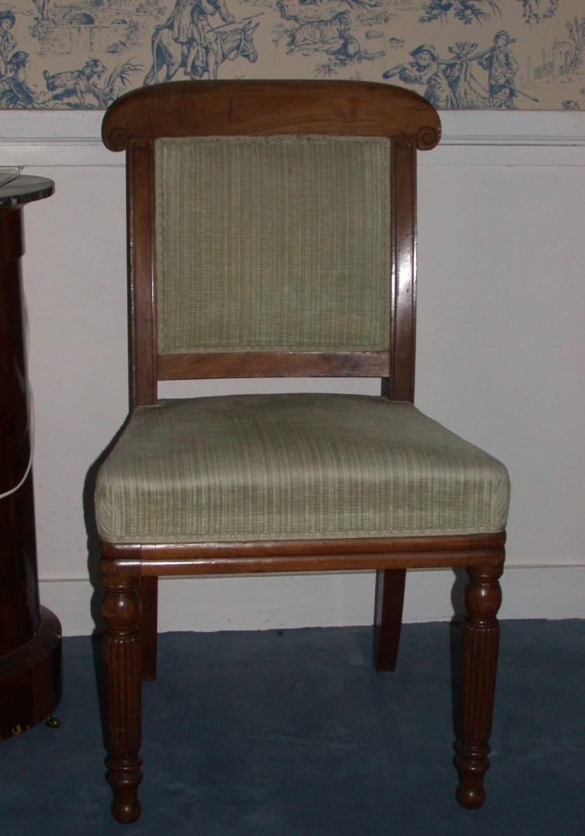Chaise en acajou, marquée CY HO 24, deux pieds cannelés, recouverte de tissu bleu vert
