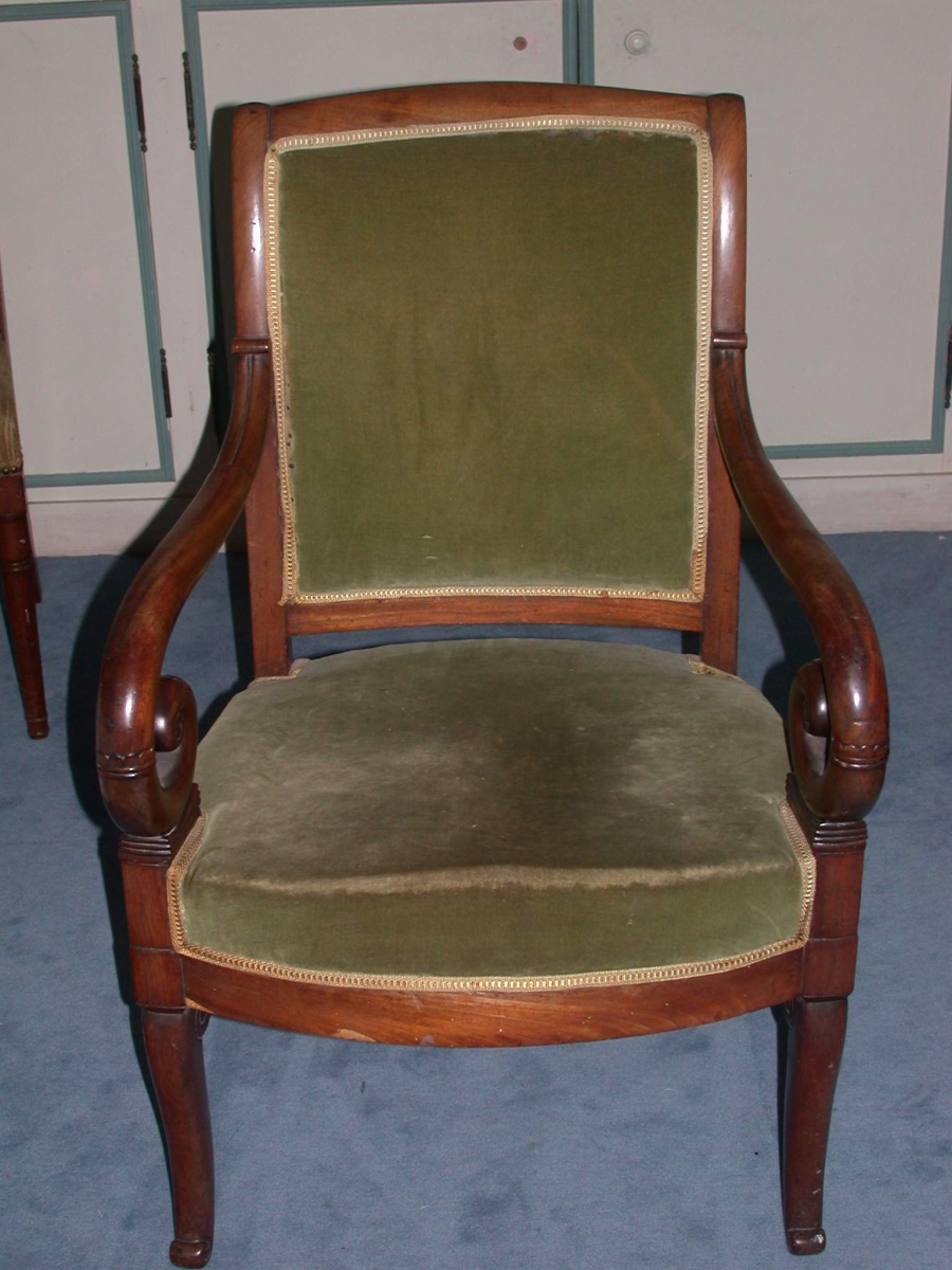 Fauteuil en acajou marqué CY HO 62 F, accoudoirs à volutes, recouvert de tissu vert,