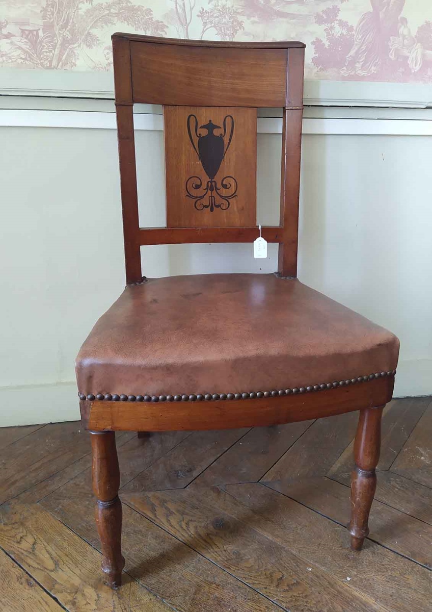 Chaise en noyer et ébène avec dossier incurvé représentant un vase antique et des entrelacs au pied, garnies de moleskine moderne et clous dorés