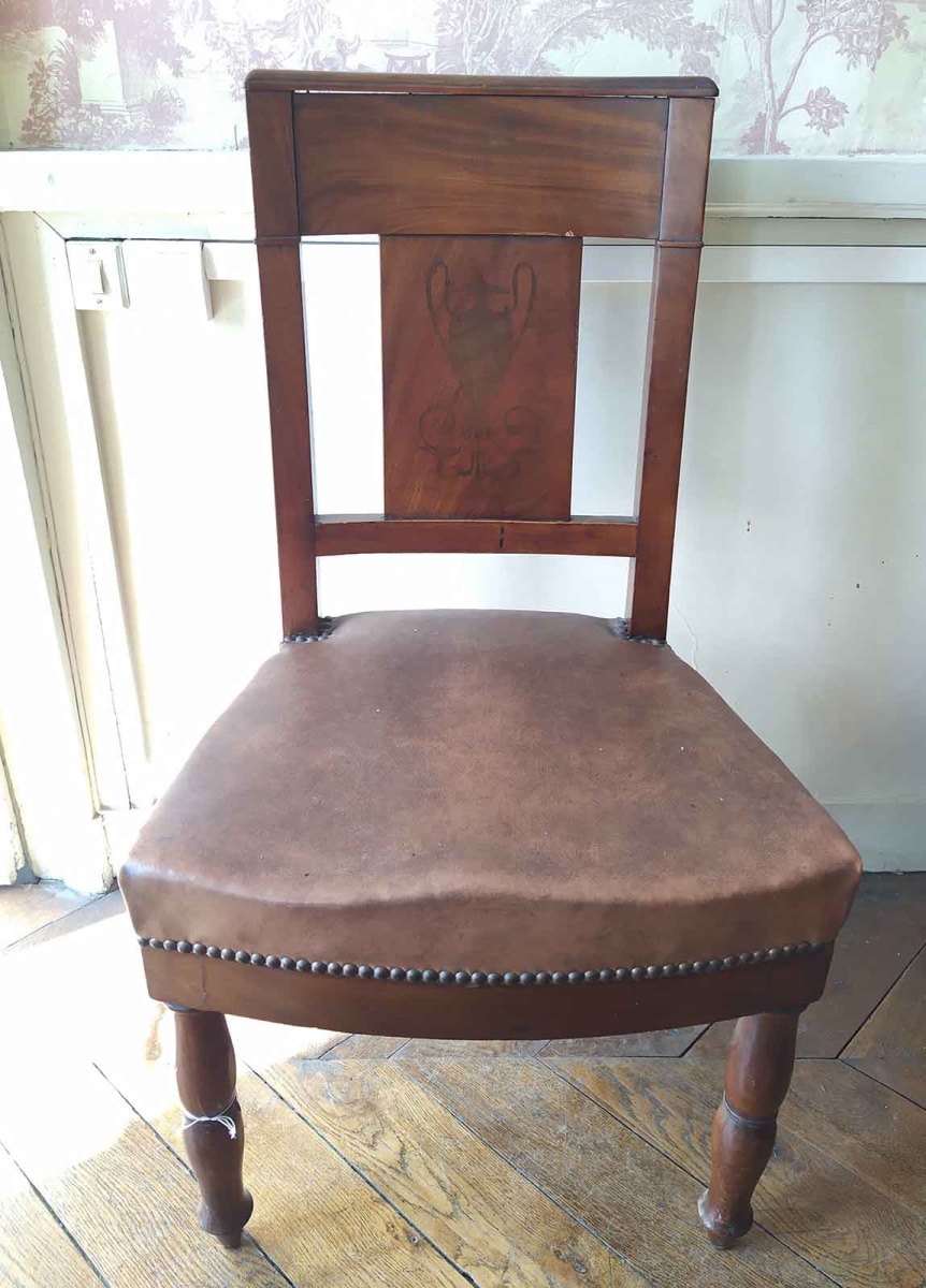 Chaise en noyer et ébène avec dossier incurvé représentant un vase antique et des entrelacs au pied, garnies de moleskine moderne et clous dorés