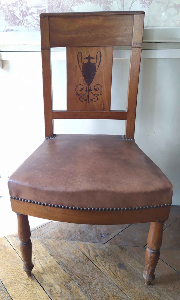 Chaise en noyer et ébène avec dossier incurvé représentant un vase antique et des entrelacs au pied, garnies de moleskine moderne et clous dorés