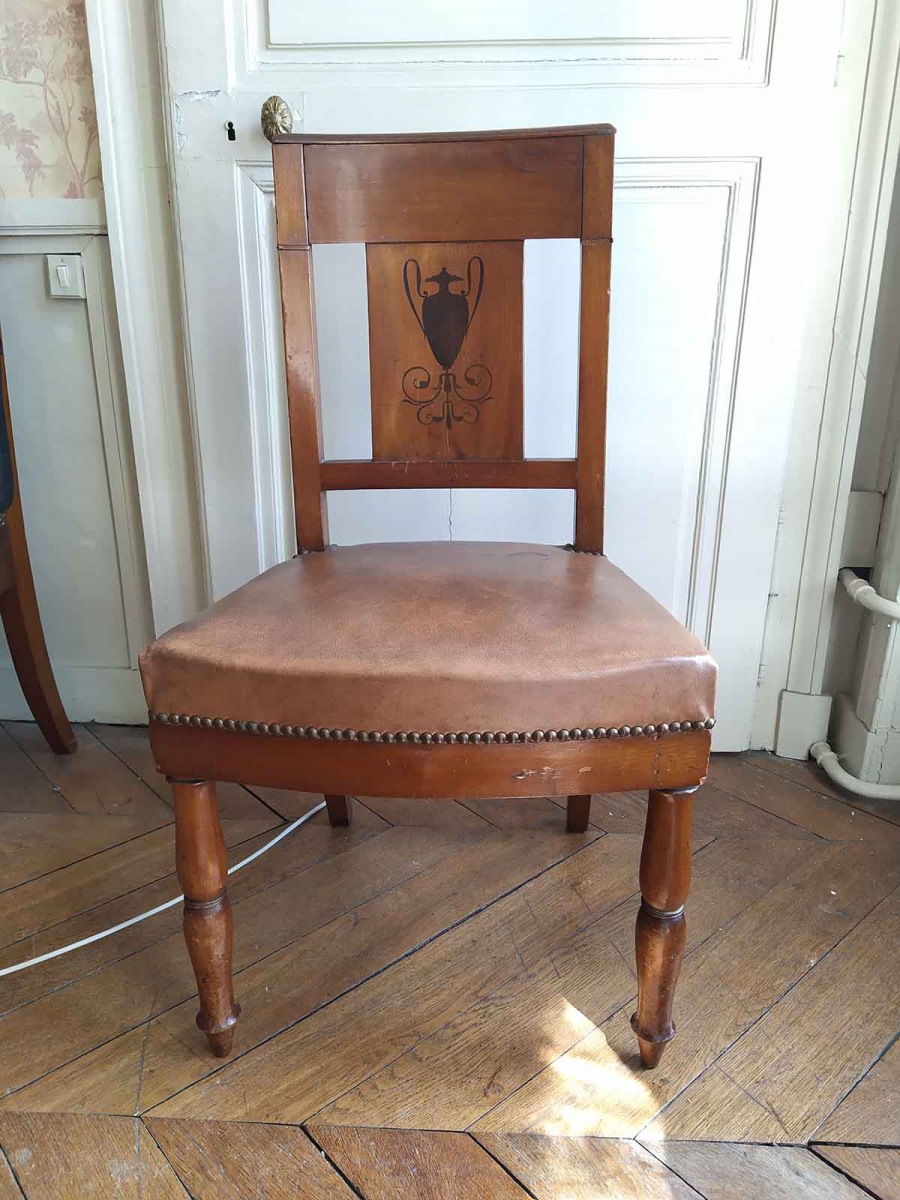 Chaise en noyer et ébène avec dossier incurvé représentant un vase antique et des entrelacs au pied, garnies de moleskine moderne et clous dorés