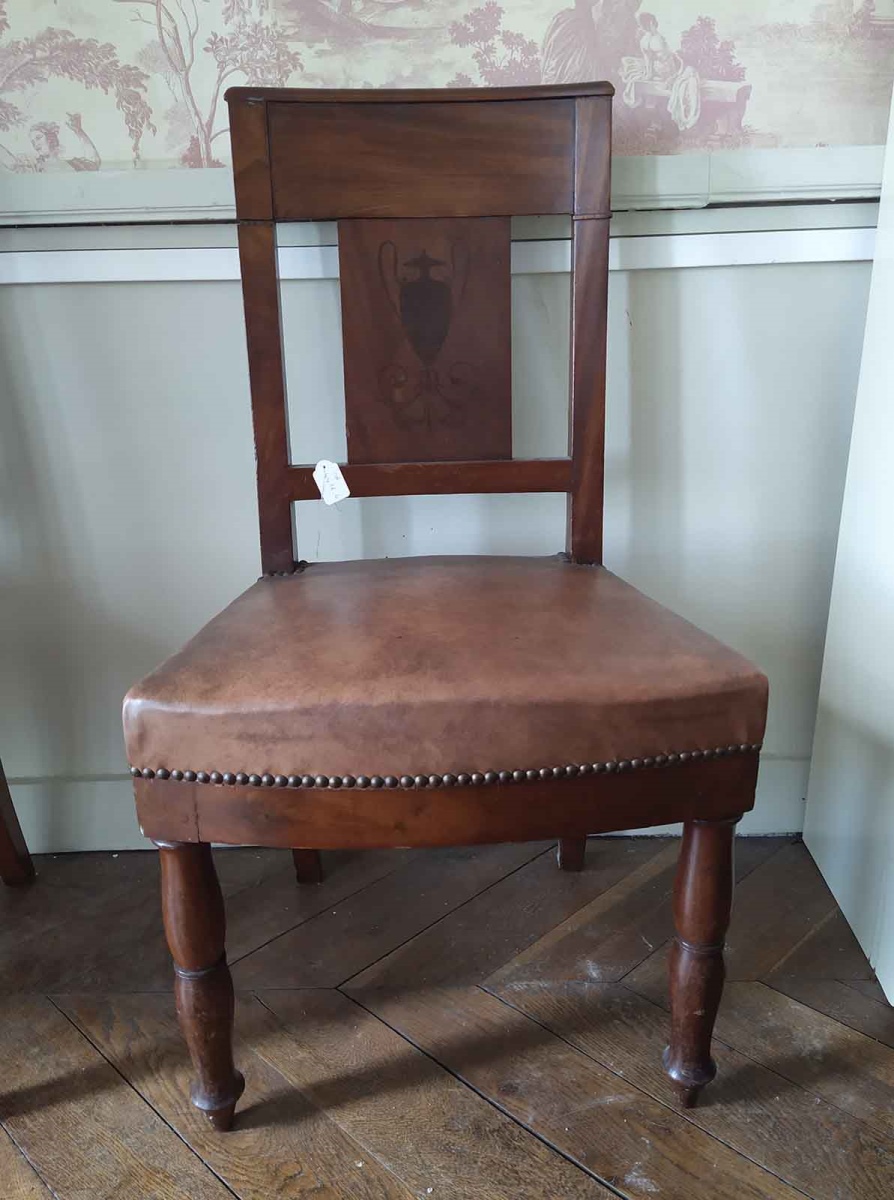 Chaise en noyer et ébène avec dossier incurvé représentant un vase antique et des entrelacs au pied, garnies de moleskine moderne et clous dorés