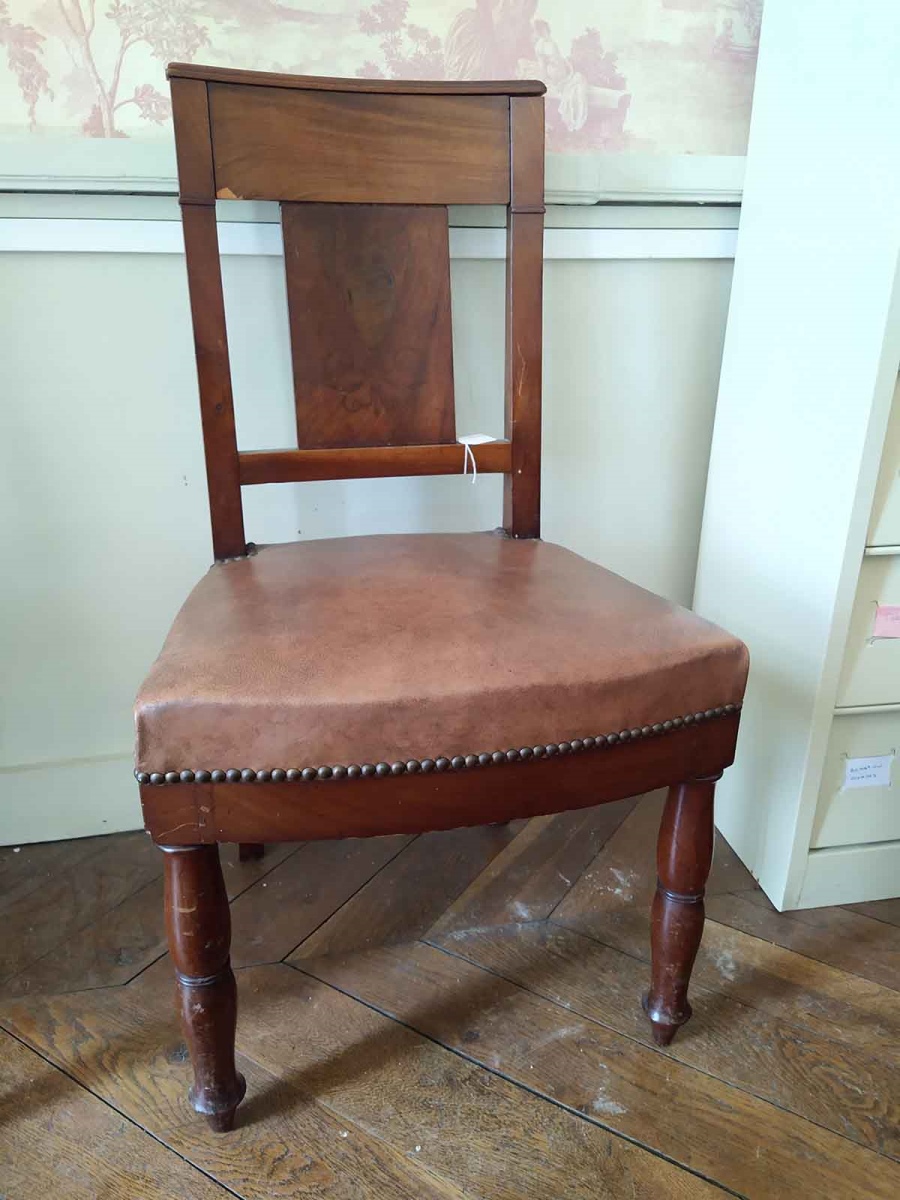 Chaise en noyer et ébène avec dossier incurvé représentant un vase antique et des entrelacs au pied, garnies de moleskine moderne et clous dorés