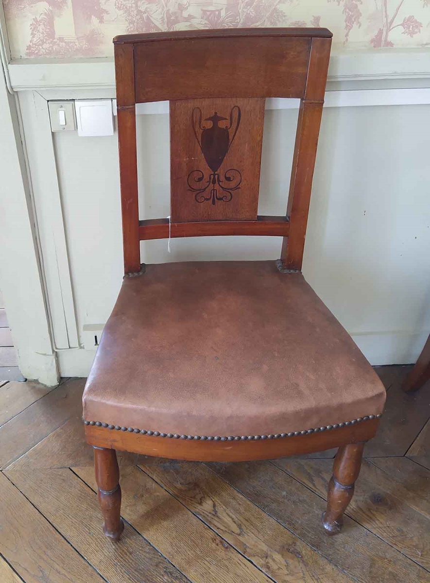 Chaise en noyer et ébène avec dossier incurvé représentant un vase antique et des entrelacs au pied, garnies de moleskine moderne et clous dorés