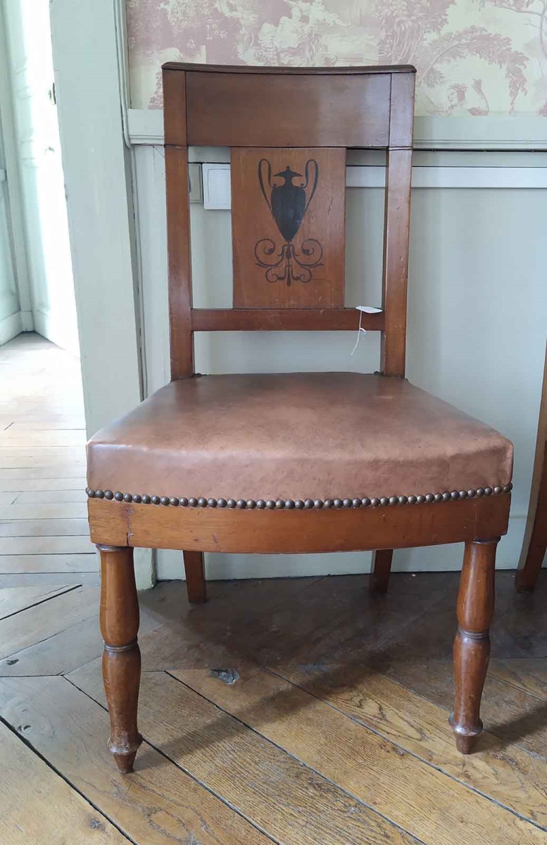 Chaise en noyer et ébène avec dossier incurvé représentant un vase antique et des entrelacs au pied, garnies de moleskine moderne et clous dorés