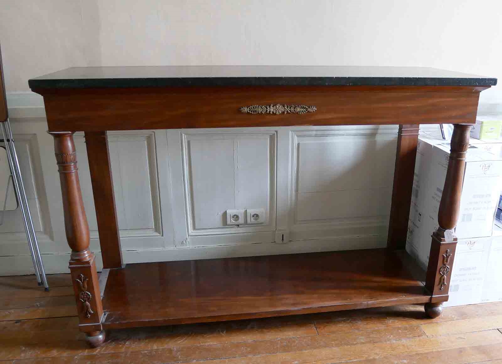 Console en acajou avec ornements en bronze doré et son marbre noir