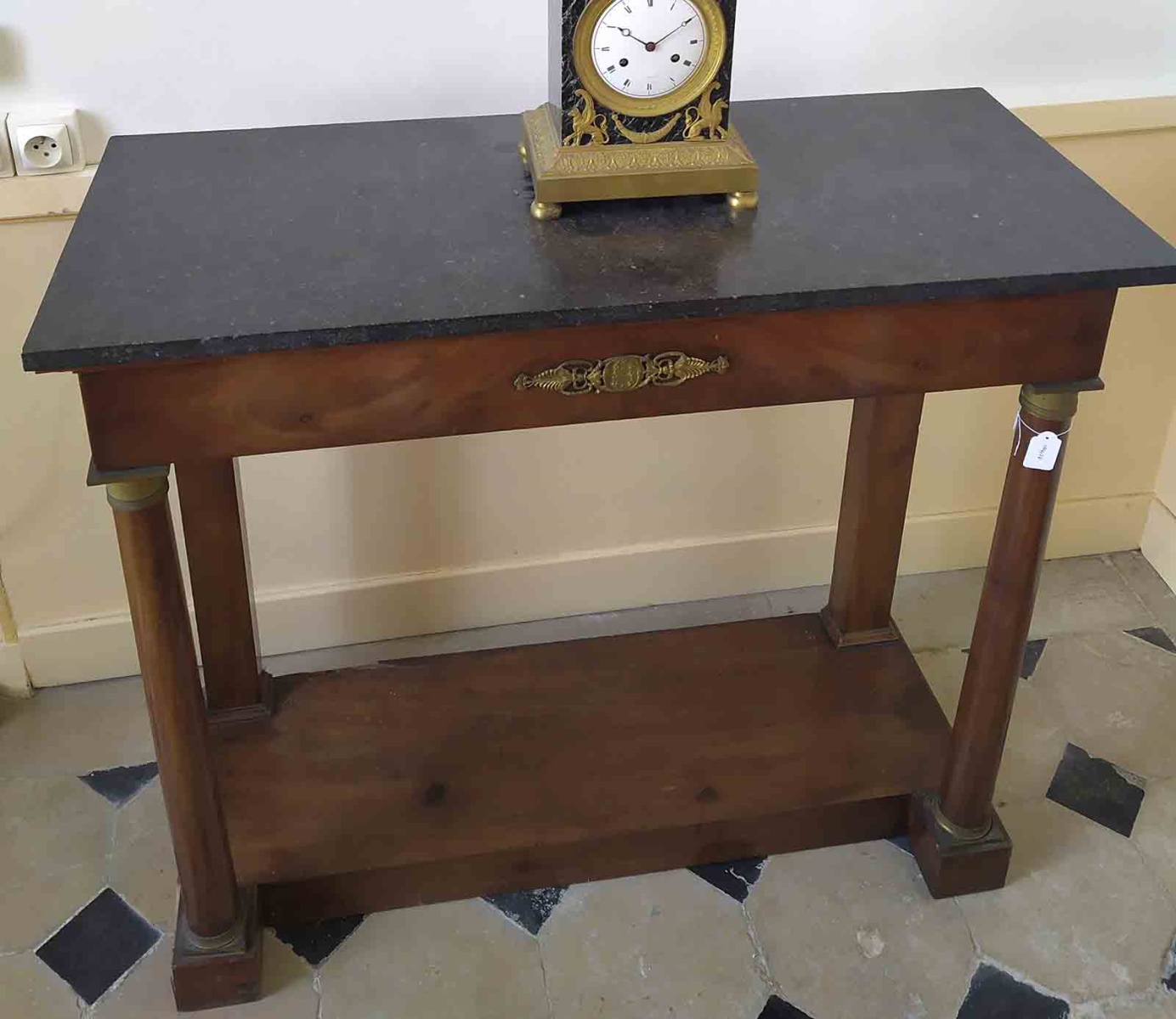 Petite console en acajou, ornements en bronze doré et son marbre noir