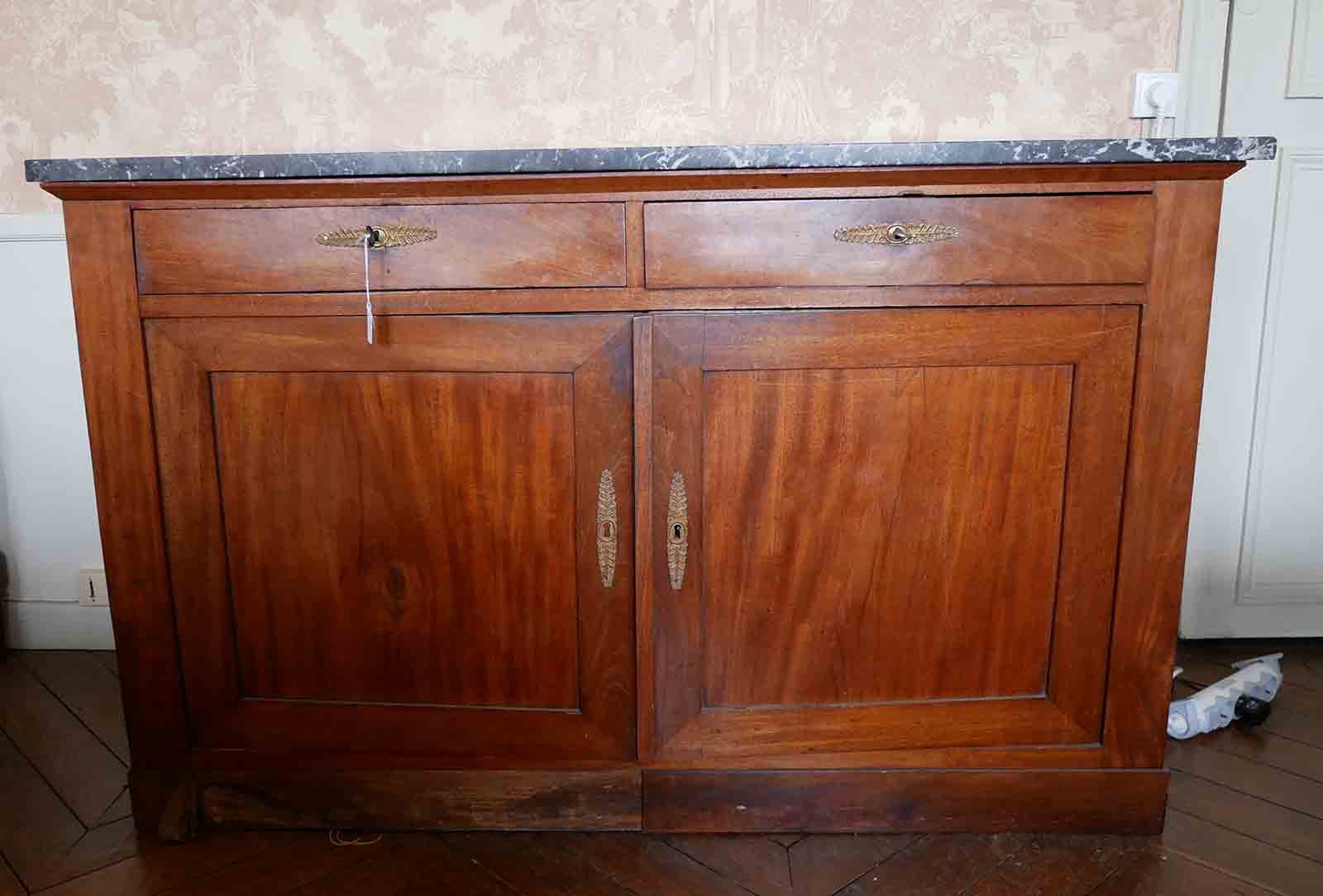 Grand buffet en acajou à deux portes, deux tiroirs et marbre gris