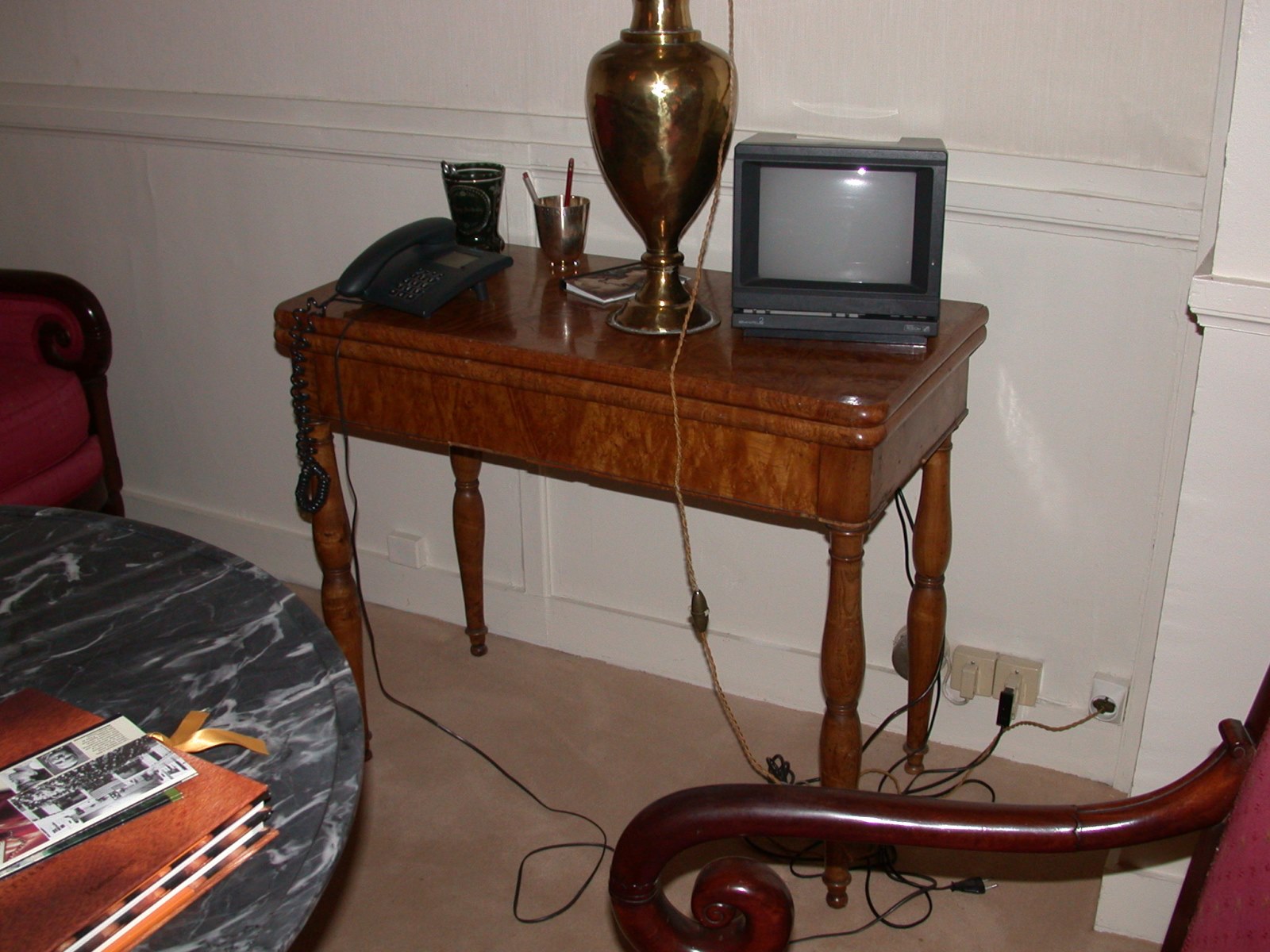 Petite table à jeu rectangulaire en bois clair verni à pieds tournés, dont le plateau se déplie