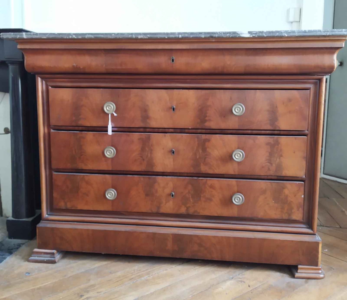 Grande commode en acajou à 4 tiroirs et dessus en marbre gris