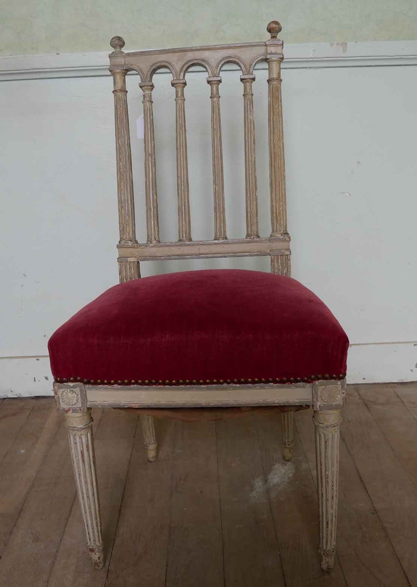 Chaise Louis XVI peinte en gris clair, dossier à 6 colonnettes