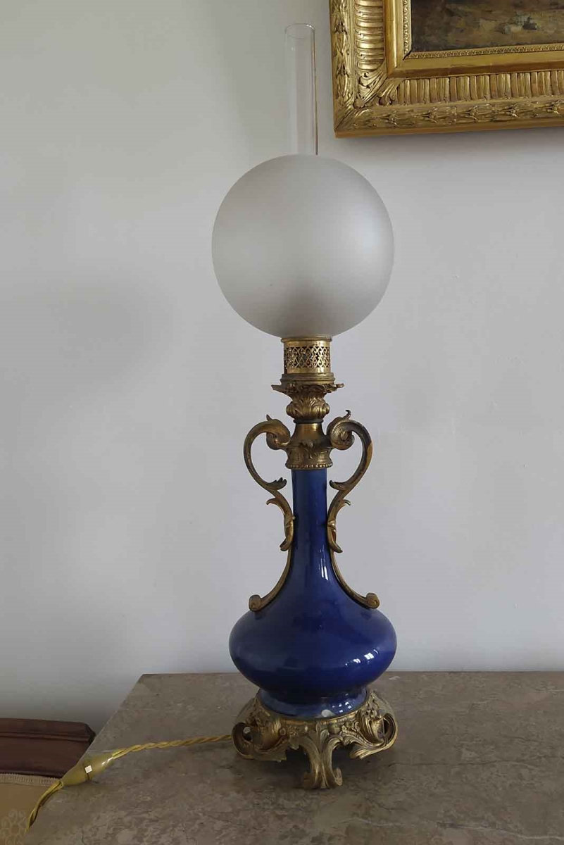 Vase en porcelaine bleue dans leur monture de bronze doré, montés en lampes avec globe